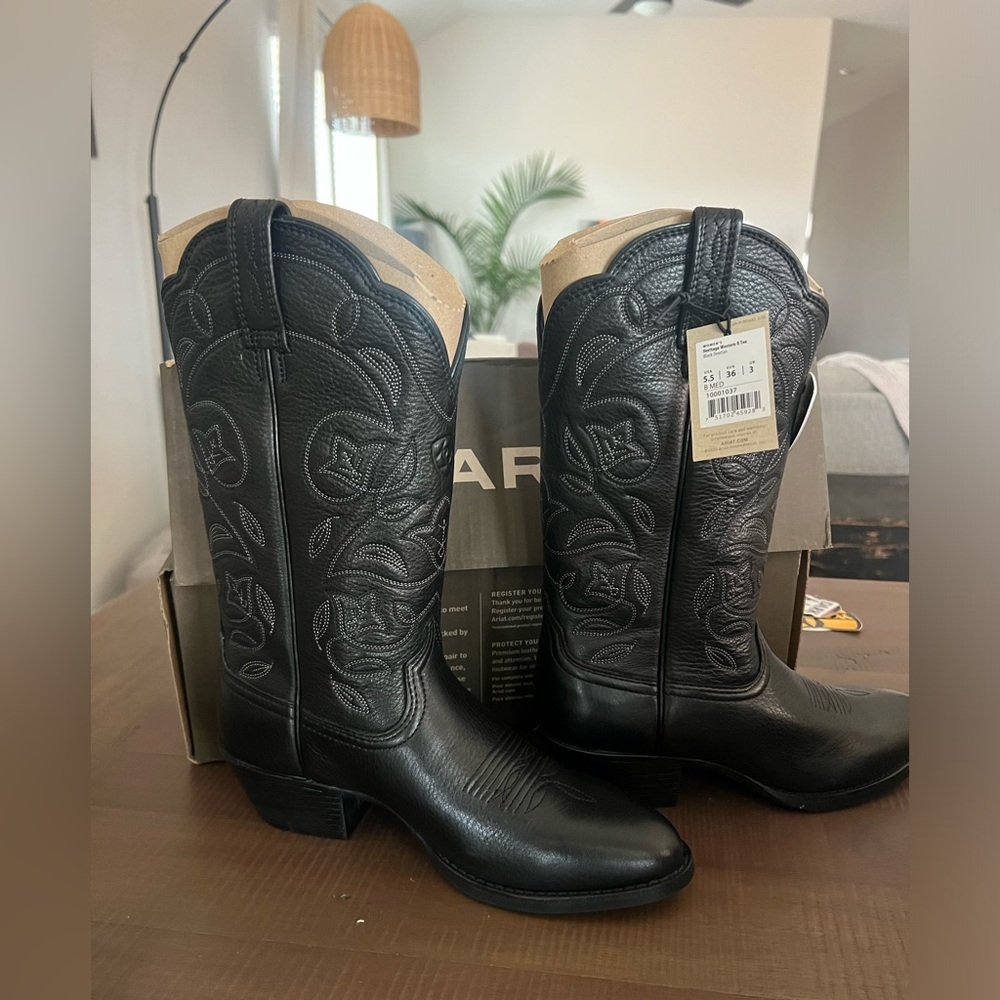 Ariat Heritage Boots- Women
Size 5.5 B
Brand new! Never worn!